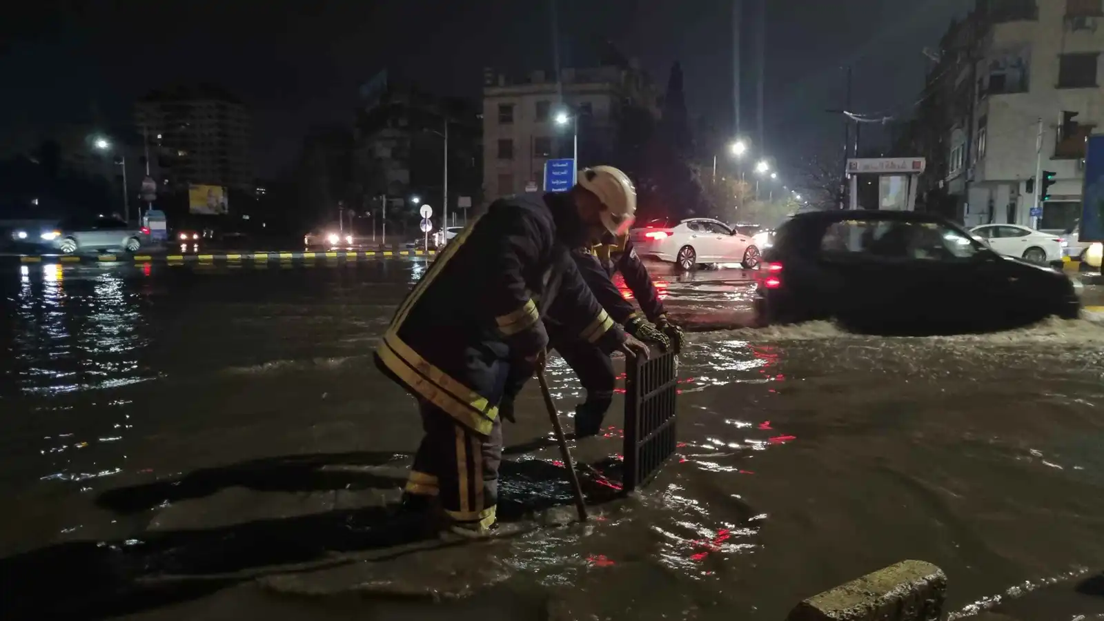 دمشق تحت الأمطار.. مئات المنازل والمحلات غارقة (فيديو)