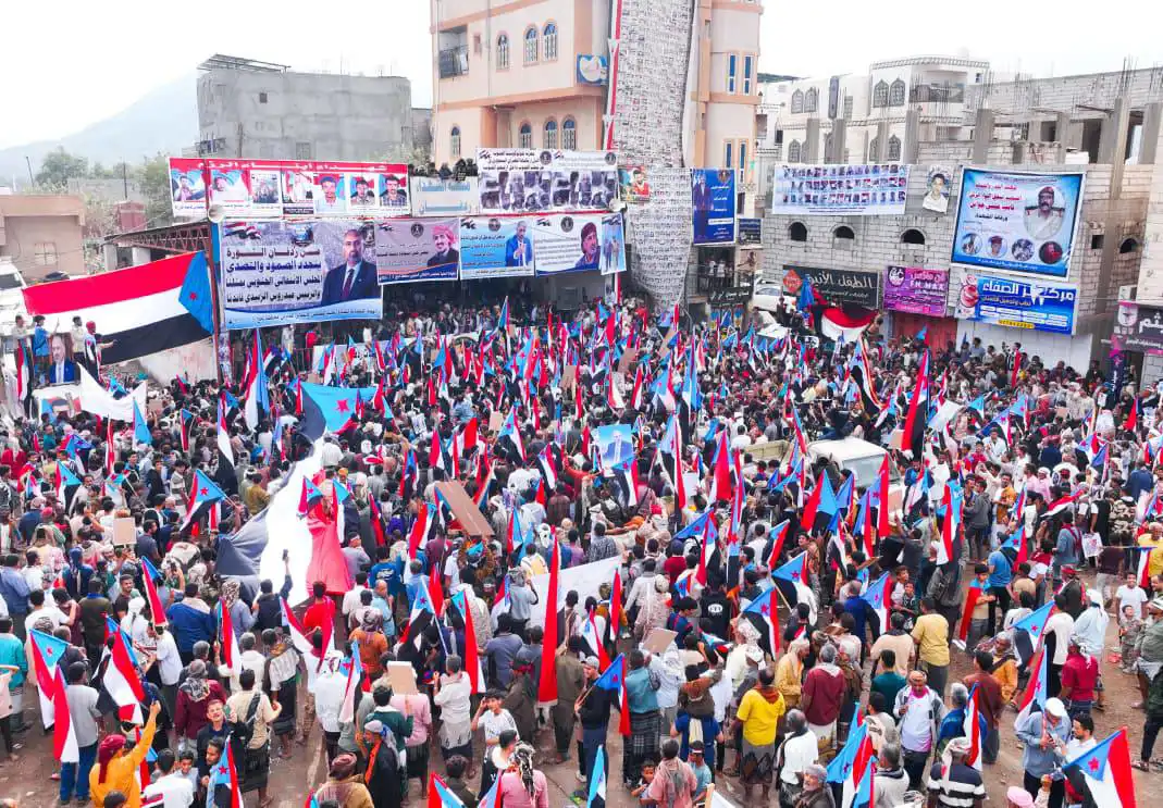 آلاف الجنوبيين يرفضون عودة رشاد العليمي إلى عدن