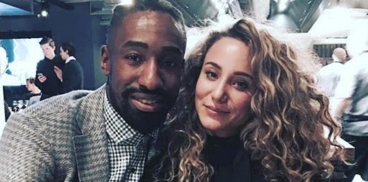 شاهد ما فعلته صديقة نجم آرسنال السابق بسبب ترامب (صور)