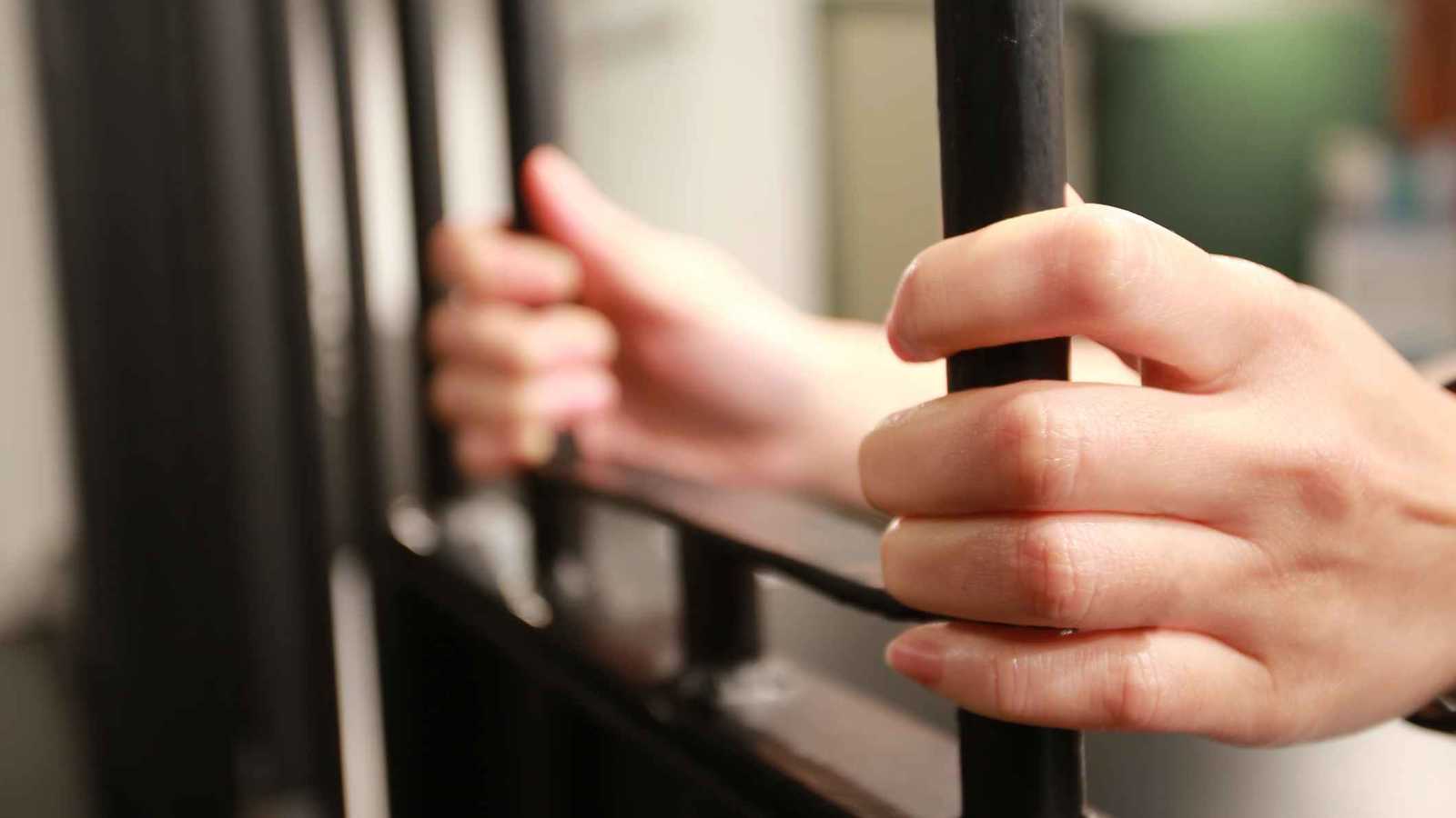 السجن 10 سنوات لمعلمة اعتدت جنسيا على طالب