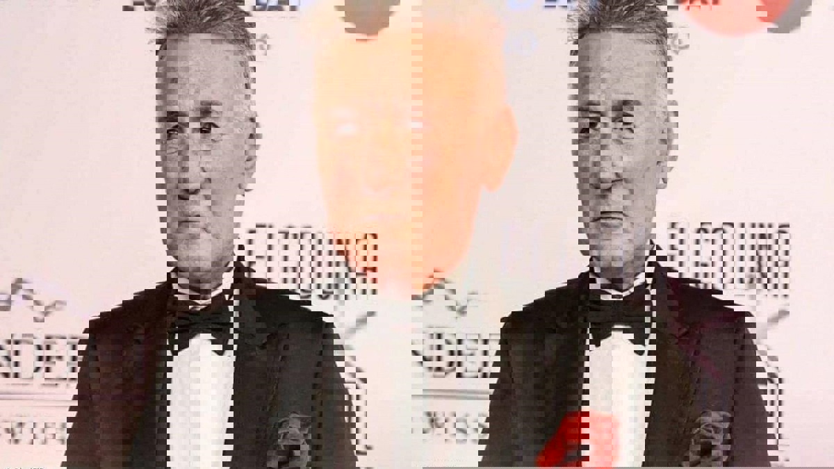 كيف بدا عزت أبو عوف في آخر ظهور فني له مع عمرو دياب؟ (فيديو)