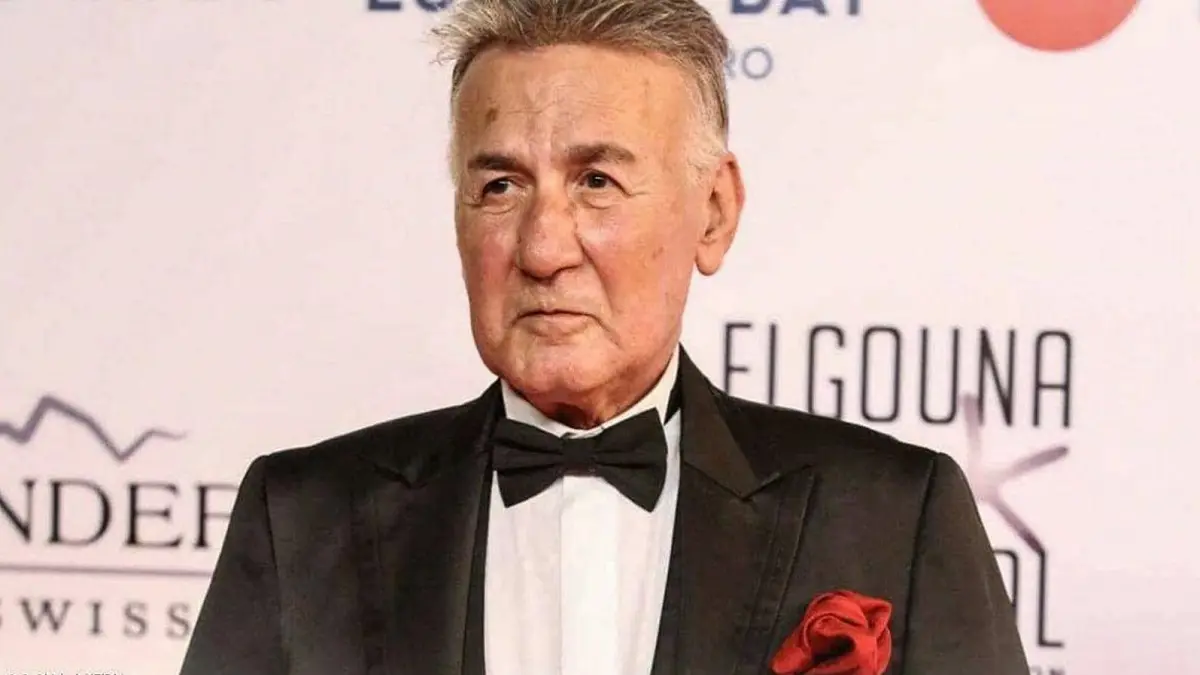 كيف بدا عزت أبو عوف في آخر ظهور فني له مع عمرو دياب؟ (فيديو)