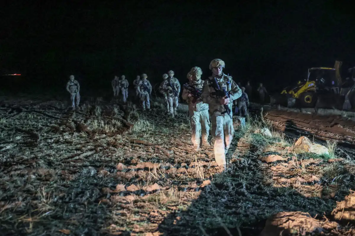 قوات تركية بموقع سقوط طائرة الحداد