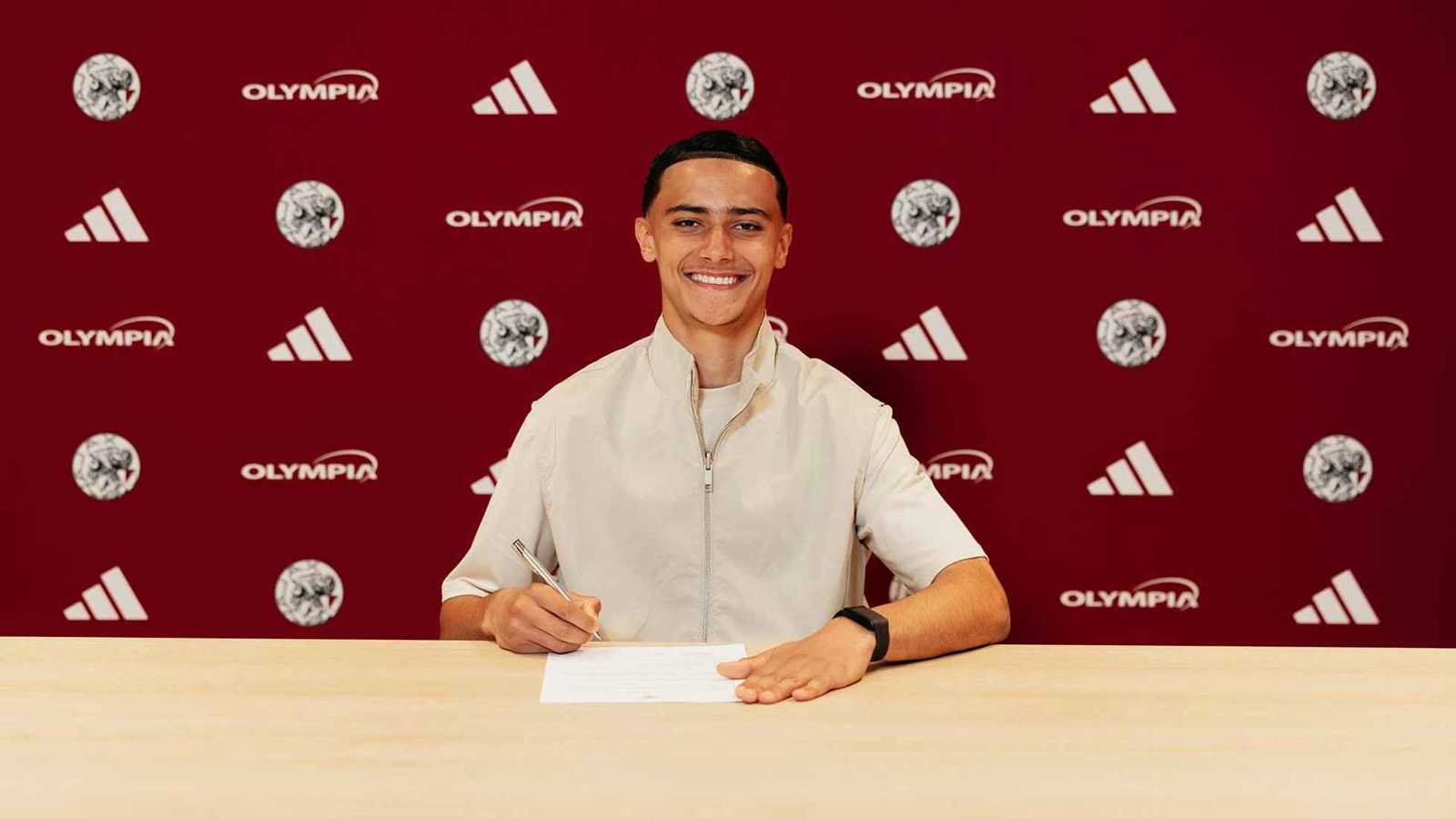 أياكس يوقع عقد احتراف مع نجم مغربي واعد ويقطع الطريق عن عمالقة أوروبا 