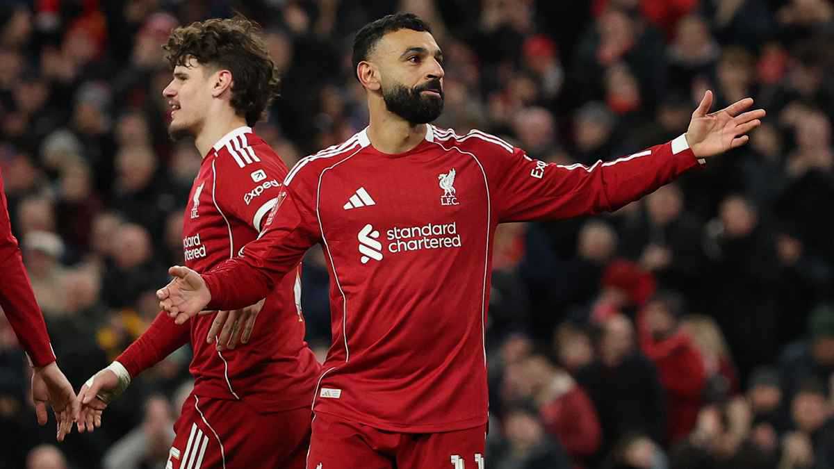 زميله كشف السر.. دولاب كؤوس وبطولات محمد صلاح المذهل (صورة) 