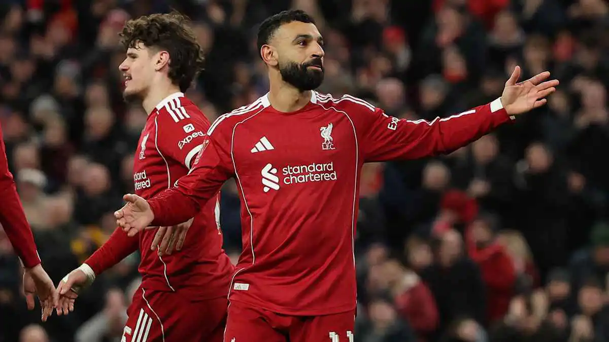 زميله كشف السر.. شاهد دولاب كؤوس وبطولات محمد صلاح المذهل (صورة)