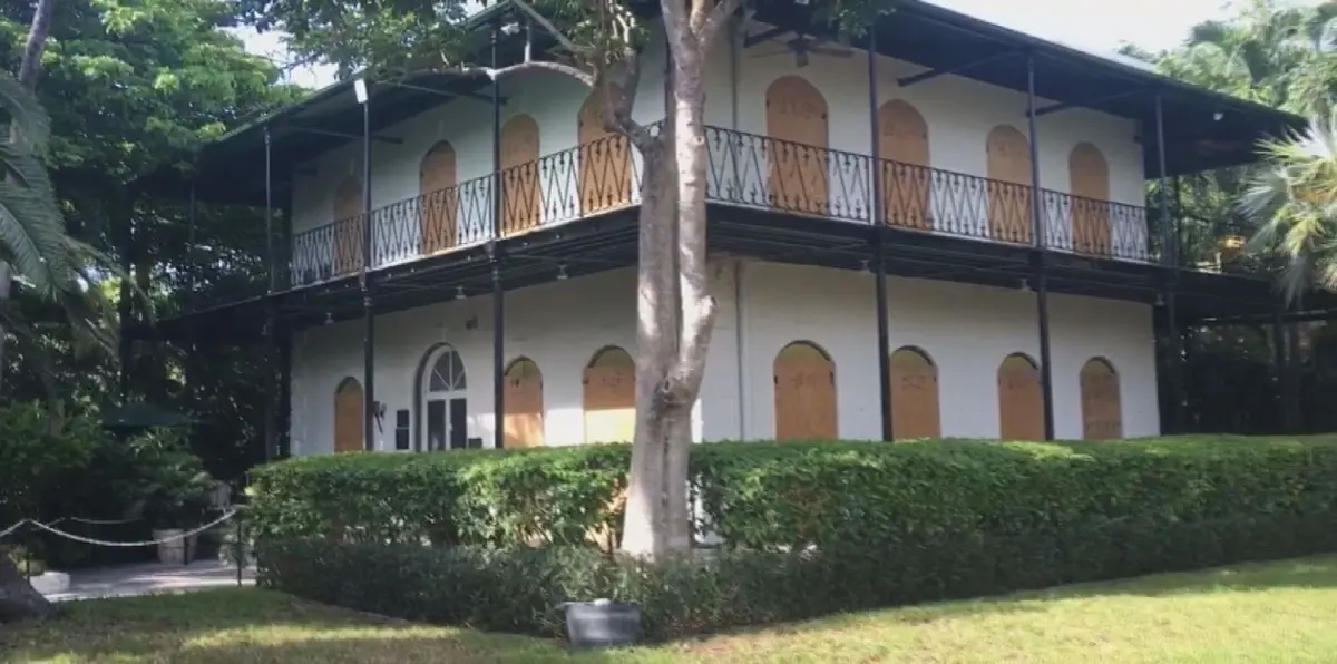 منزل الأديب "همنغواي"وقططه الـ 54 يصمدون بوجه "إرما"