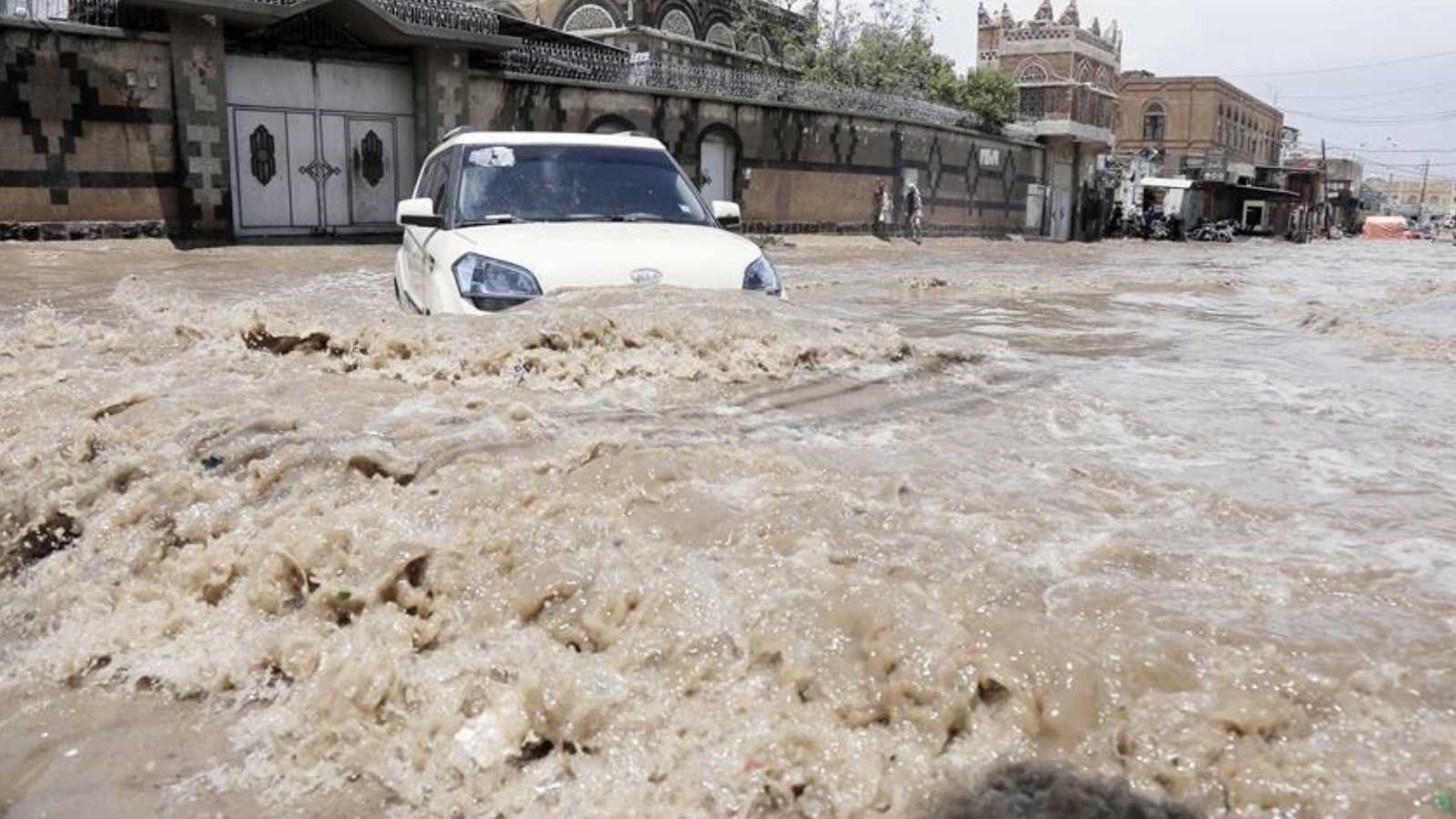 مصرع أطفال في اليمن اختناقاً داخل سيارة جرفتها السيول