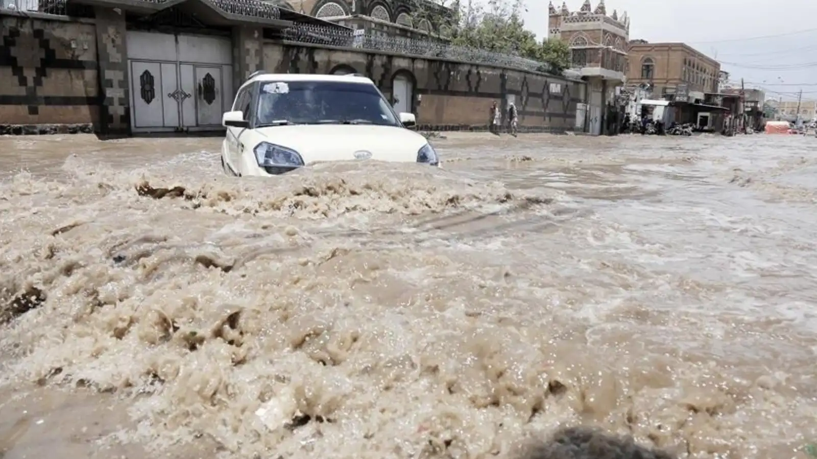 مصرع أطفال في اليمن اختناقاً داخل سيارة جرفتها السيول