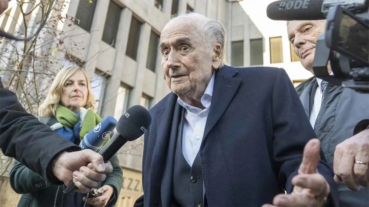 لا تسافروا إلى أمريكا.. بلاتر يرعب المشجعين قبل كأس العالم 2026