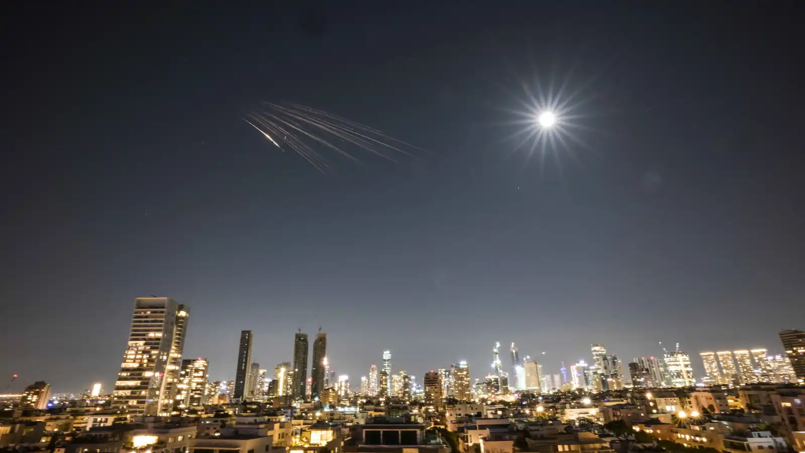 ضربة مزدوجة من بيروت وطهران.. قواعد إسرائيلية تحت الصواريخ (فيديو)