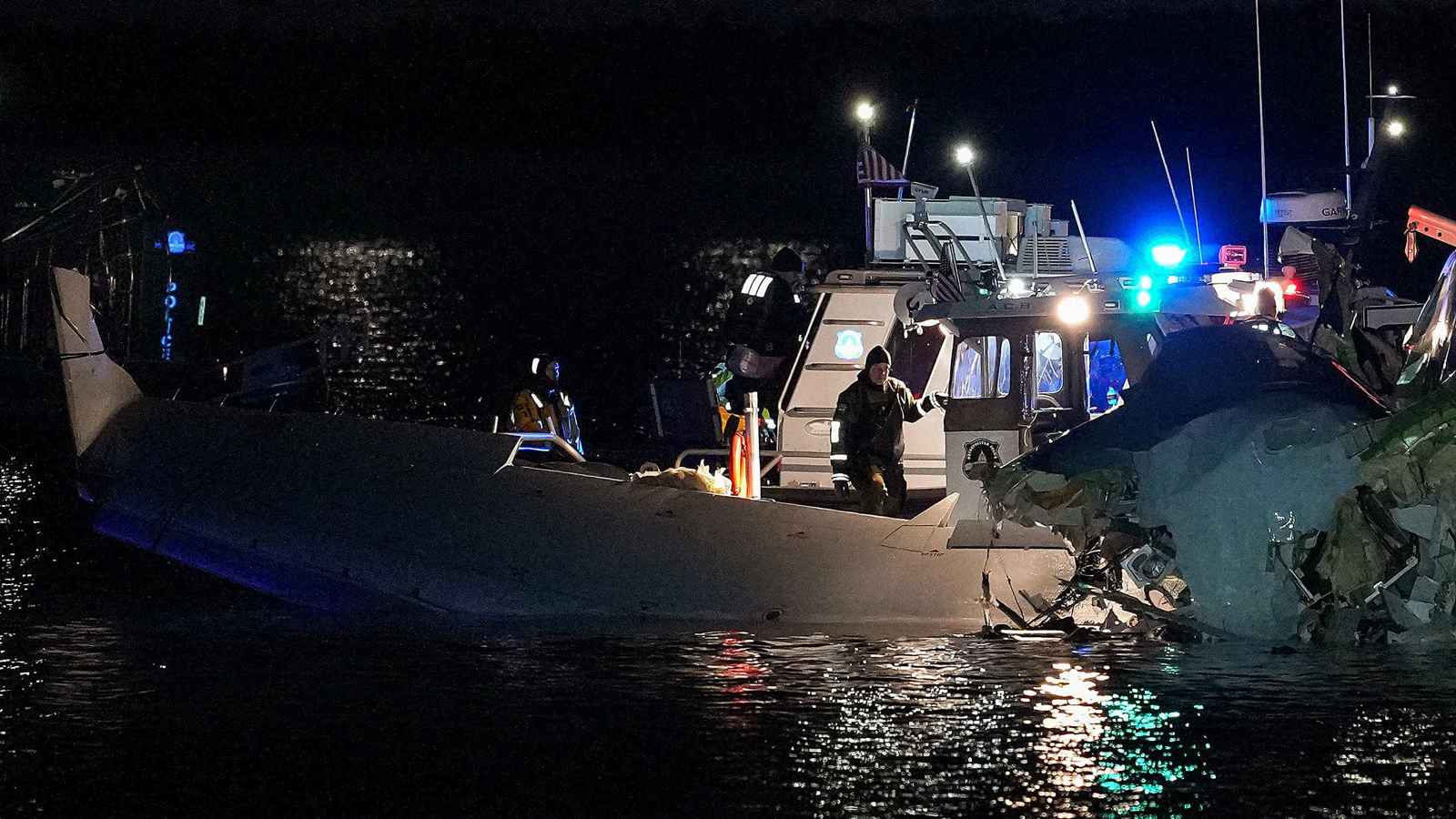 تفاصيل جديدة بشأن تصادم الطائرتين الأمريكيتين فوق نهر بوتوماك