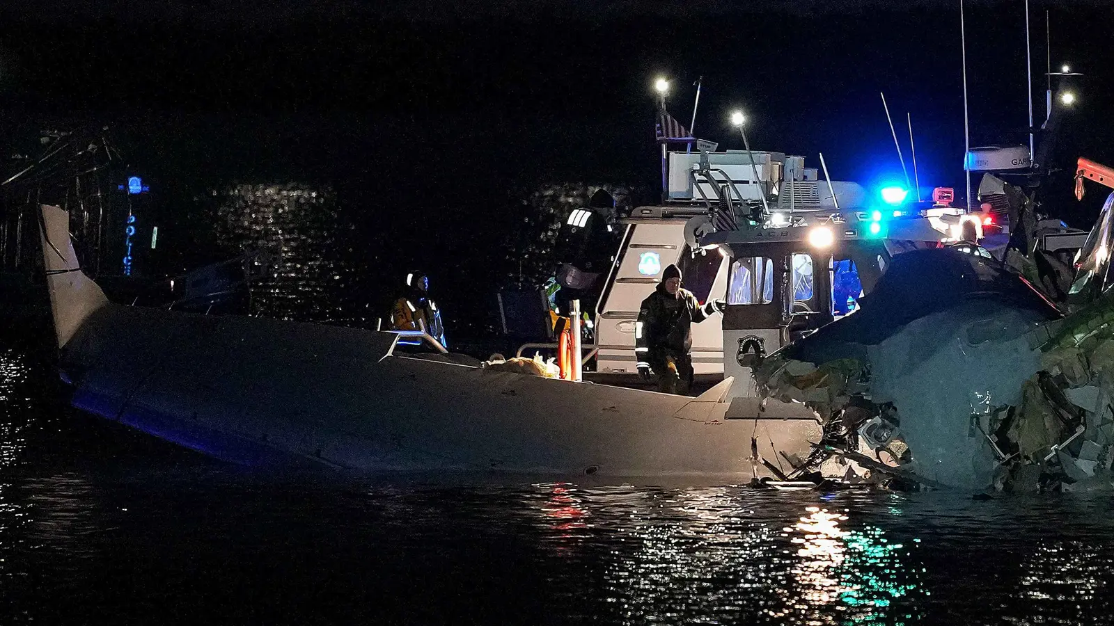 تفاصيل جديدة بشأن تصادم الطائرتين الأمريكيتين فوق نهر بوتوماك