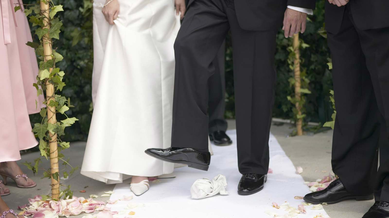 5 طقوس زفاف غريبة من حول العالم