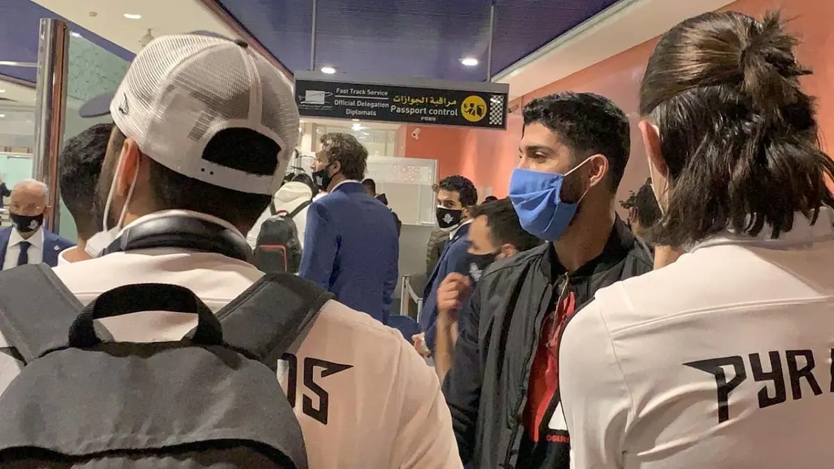 لاعبو الزمالك يهتفون لفرجاني ساسي بعد الفوز على الرجاء في المغرب (فيديو)