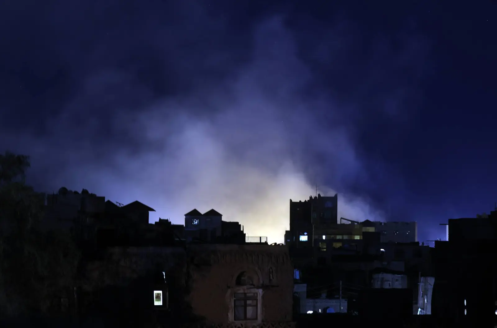 مقتل خبراء وقيادات من الدفاع الجوي الحوثي بغارات أمريكية.. من هم؟