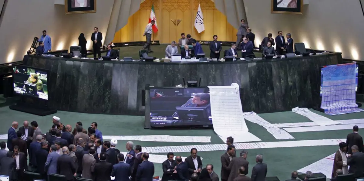 بالصور.. فوضى في البرلمان الإيراني قبيل التصويت على اتفاقية لمكافحة "تمويل الإرهاب"