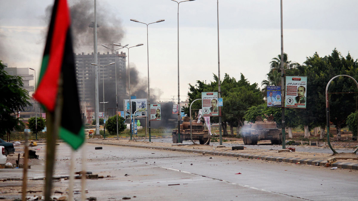 الجيش الليبي يقطع الطريق الساحلي في طرابلس