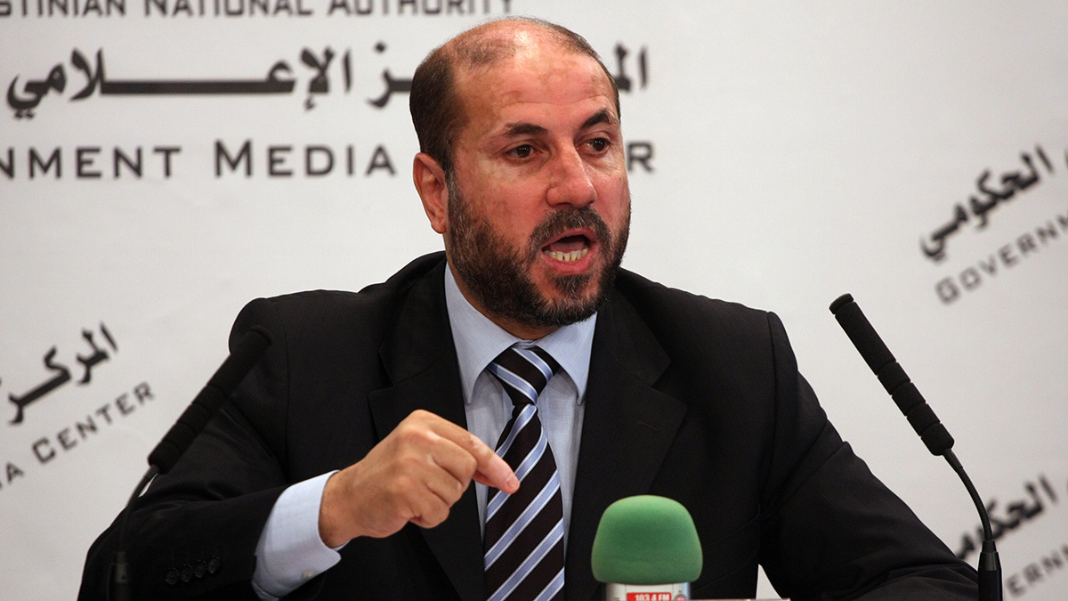 مستشار عباس: حماس وإسرائيل تمارسان "لعبة سياسية" ثمنها الدم الفلسطيني