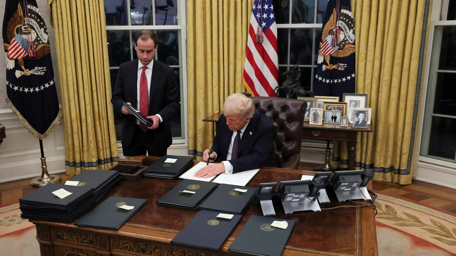 تشمل إدارة الجيش وتركيبته.. ترامب يوقع سلسلة أوامر تنفيذية