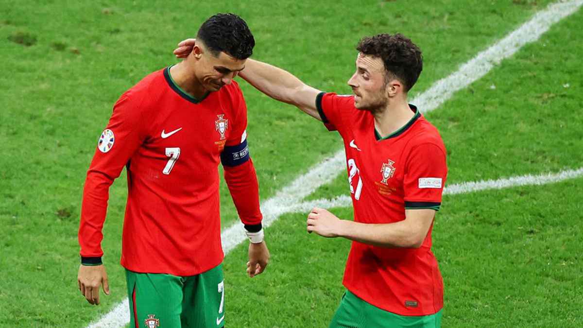 قبلة كريستيانو رونالدو الأخيرة لديوغو جوتا (فيديو)