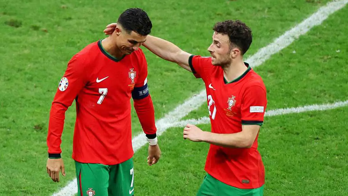 قبلة كريستيانو رونالدو الأخيرة لديوغو جوتا (فيديو)