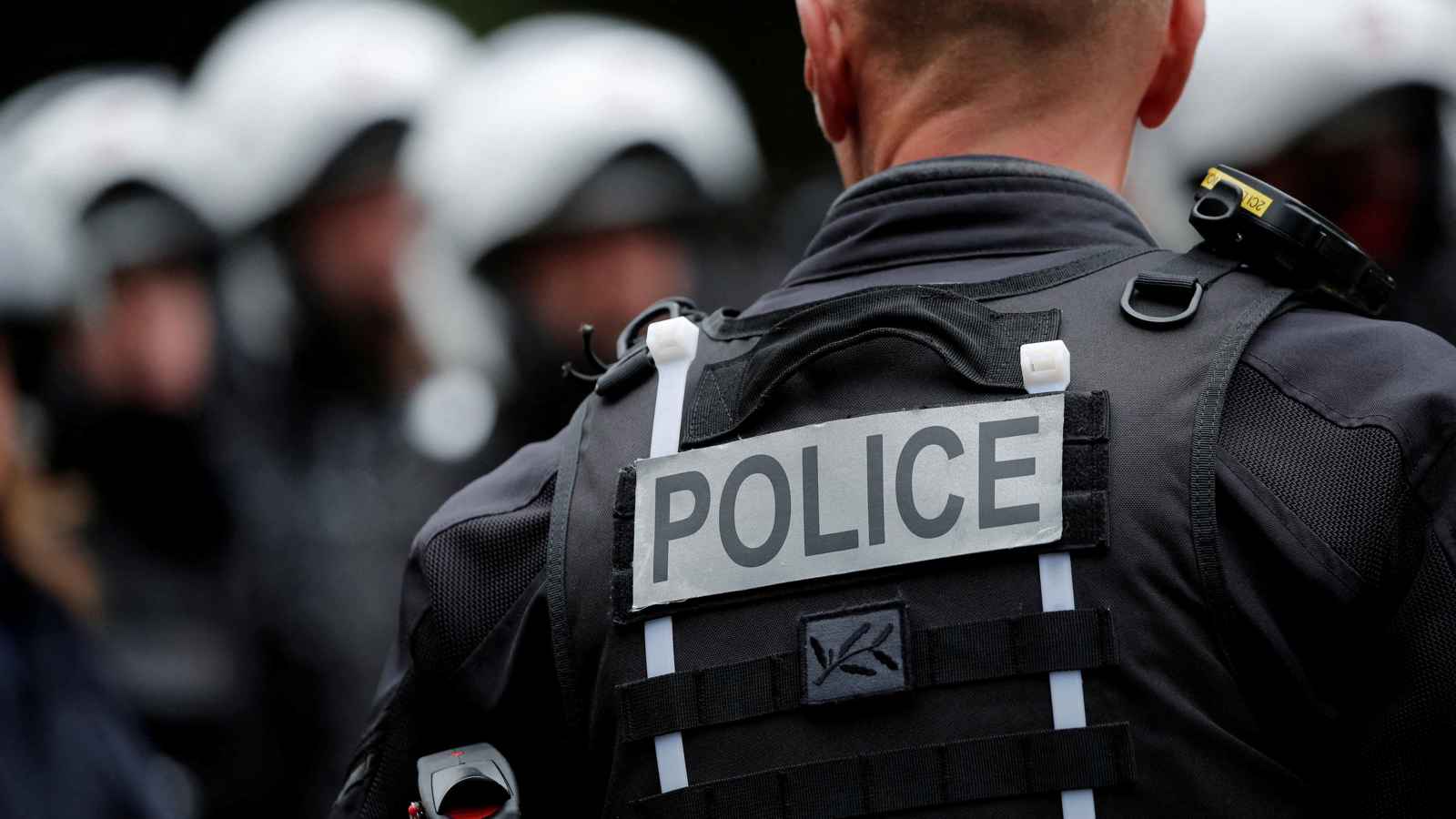 الشرطة الفرنسية تقتل رجلا يحمل سكينا في باريس