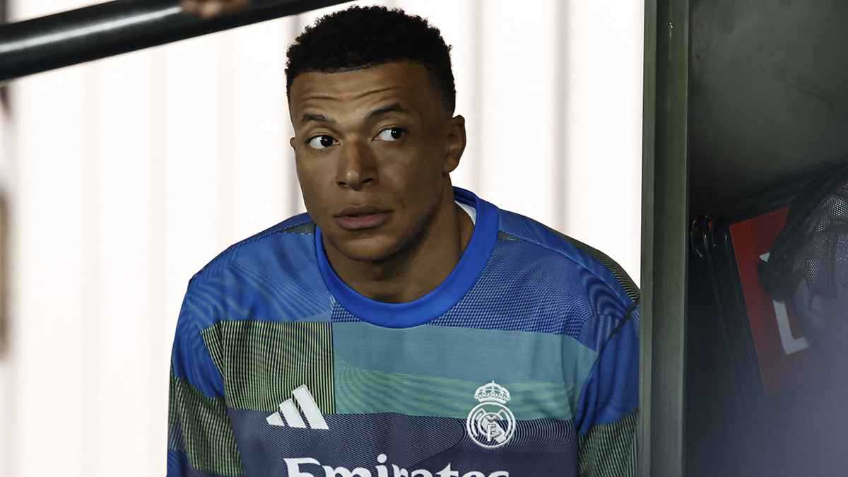 رد فعل غريب من مبابي بعد ثنائية برشلونة أمام ريال مدريد (صورة) 