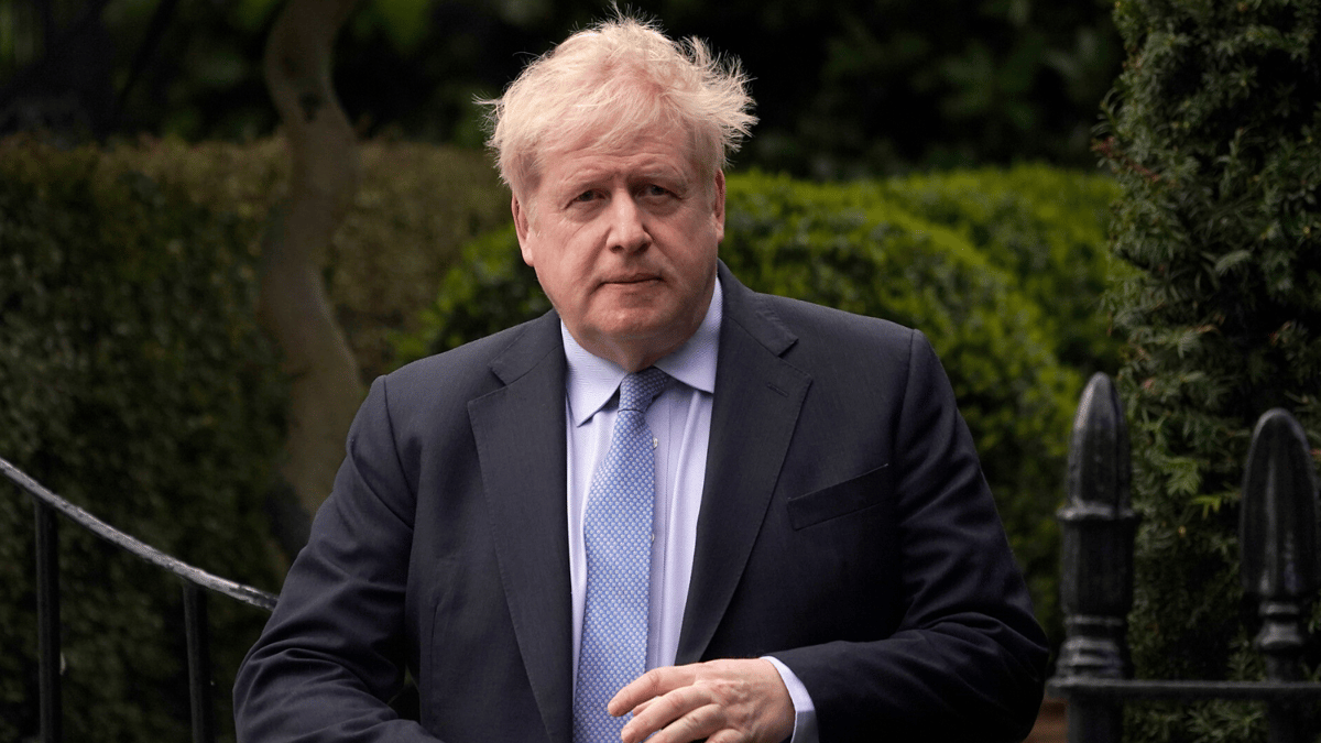 بريطانيا.. "جونسون" يعود للأضواء بإعلانه التطوع في الجيش