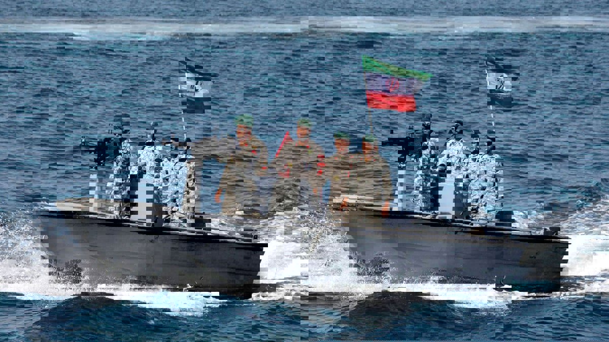 إيران تكشف تفاصيل الاستيلاء على زورقين أمريكيين في خليج عدن