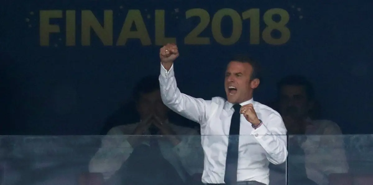 شاهد.. إيمانويل ماكرون رئيس فرنسا يقلّد احتفالية بوغبا بعد الفوز بكأس العالم 2018 (فيديو)
