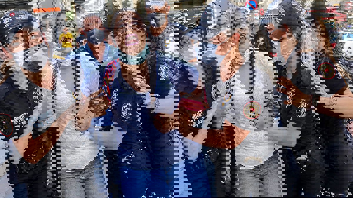 الشرطة التركية تطلق الغاز المسيل لتفريق تظاهرة نسوية في إسطنبول‎‎ (فيديو)