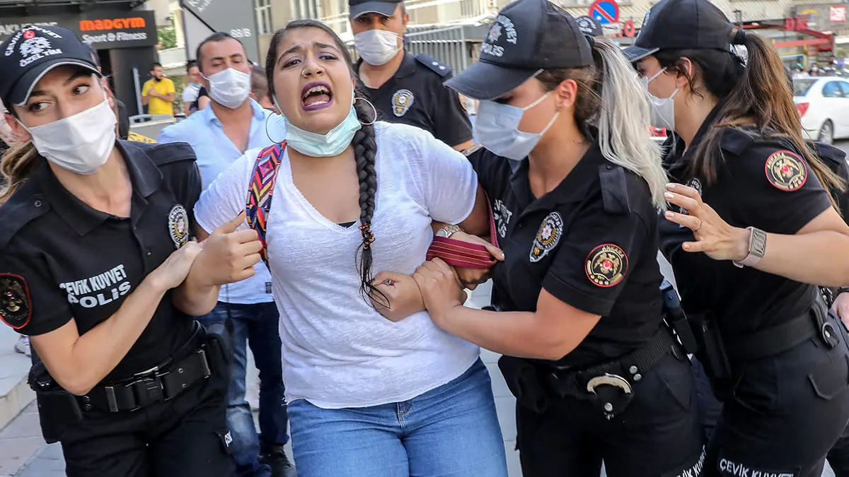 الشرطة التركية تطلق الغاز المسيل لتفريق تظاهرة نسوية في إسطنبول‎‎ (فيديو)