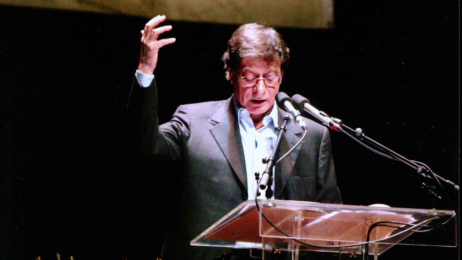 محمود درويش يواجه دعاة الحروب بصوت ريتشارد جير (فيديو)