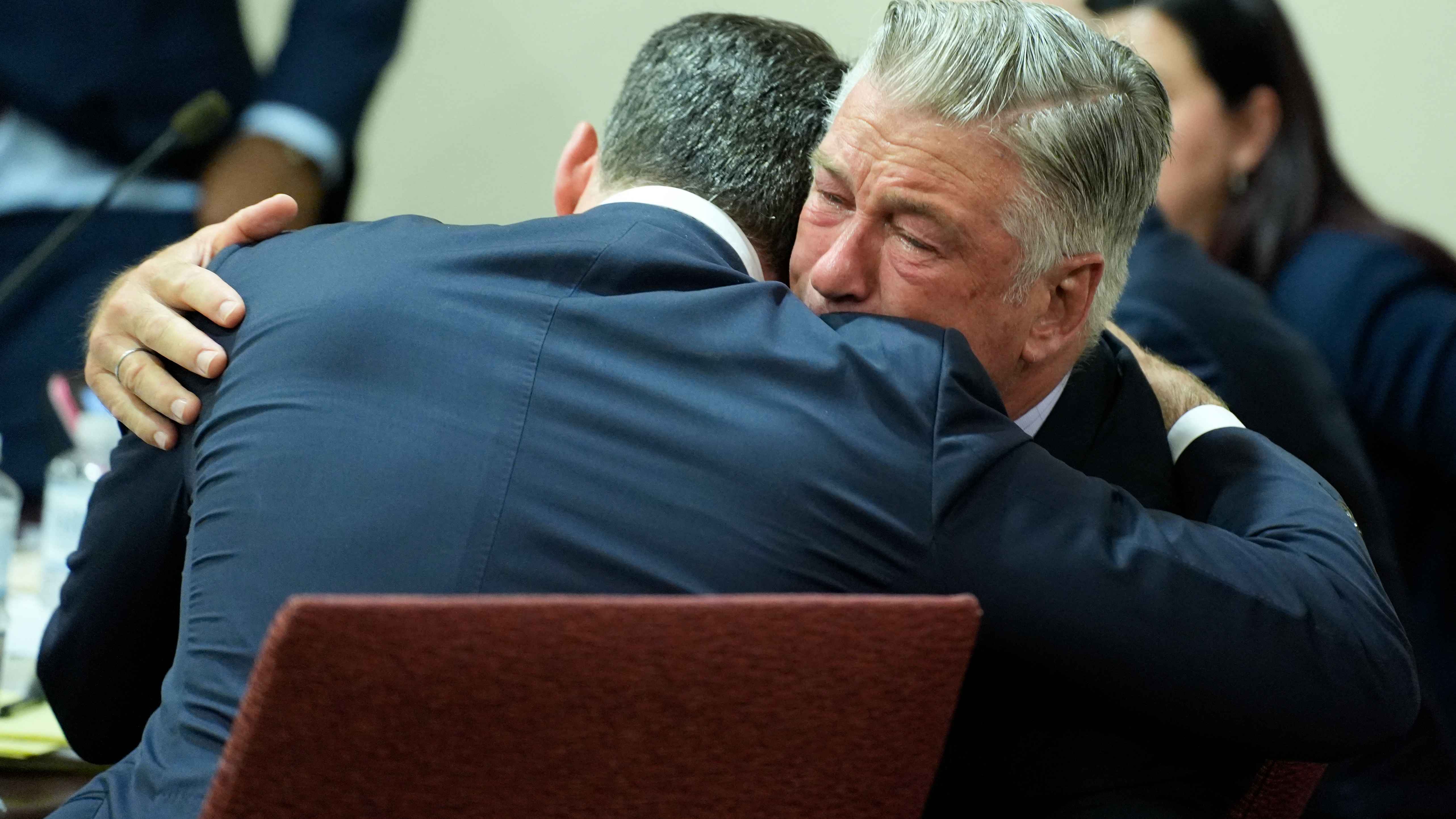 انهار باكيا.. أليك بالدوين ينجو من "محاكمة تاريخية" بعد إلغائها (فيديو)