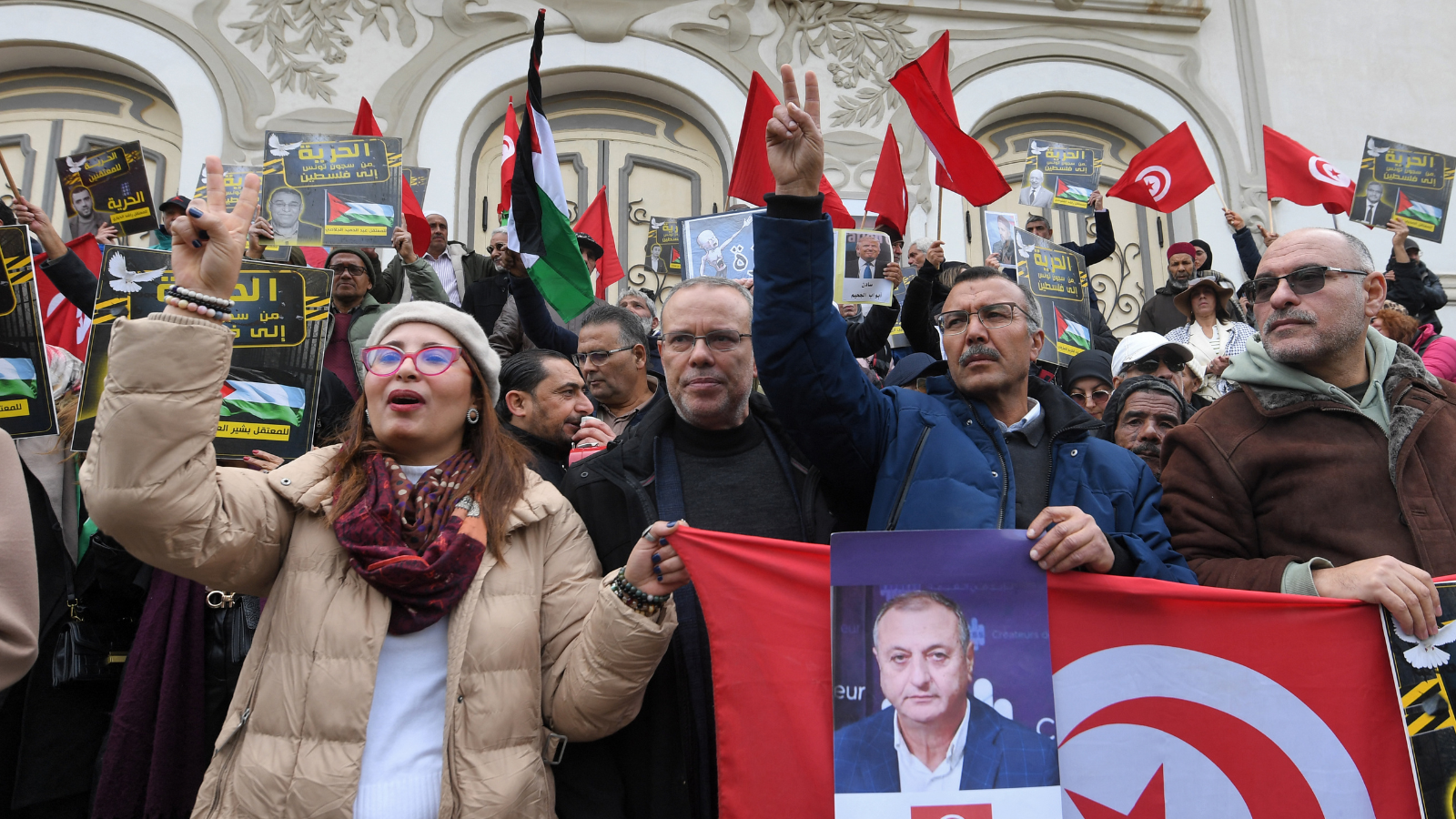 في الذكرى 14 للثورة.. تونسيون يتظاهرون للإفراج عن معتقلين سياسيين