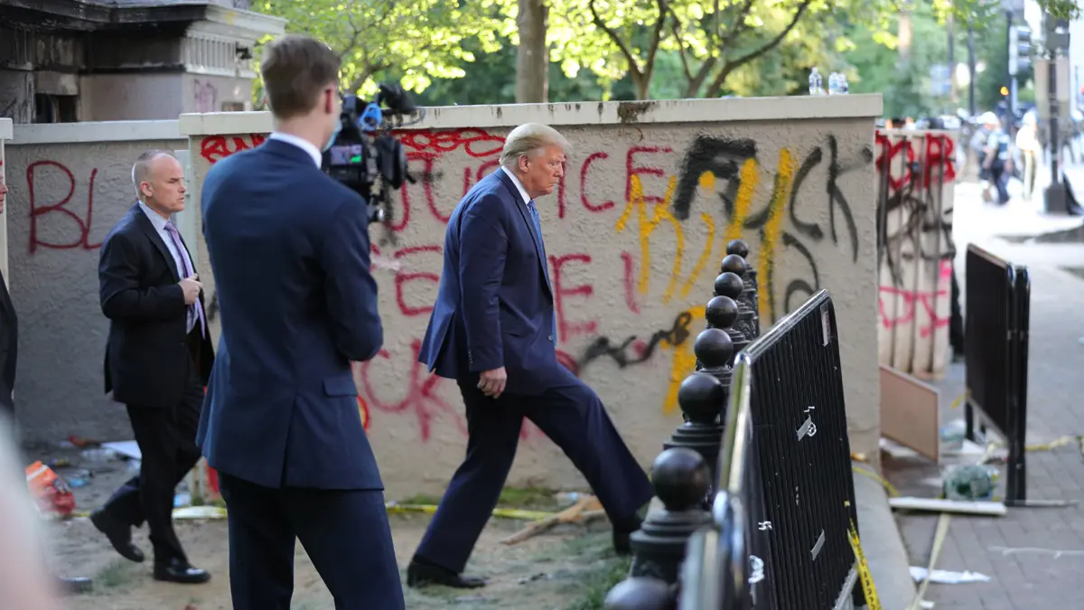 ترامب يترجل خارج البيت الأبيض ويرفع نسخة من الإنجيل