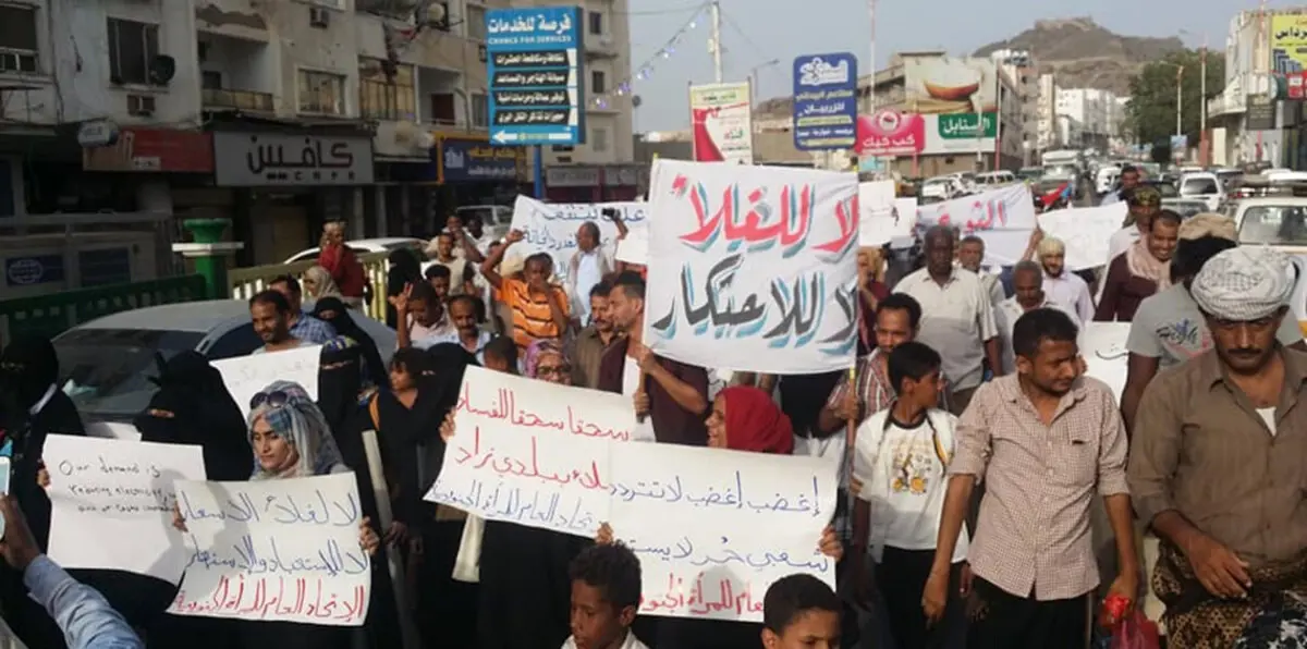 بالصور والفيديو.. الاحتجاجات تتواصل في عدن ضد الحكومة اليمنية