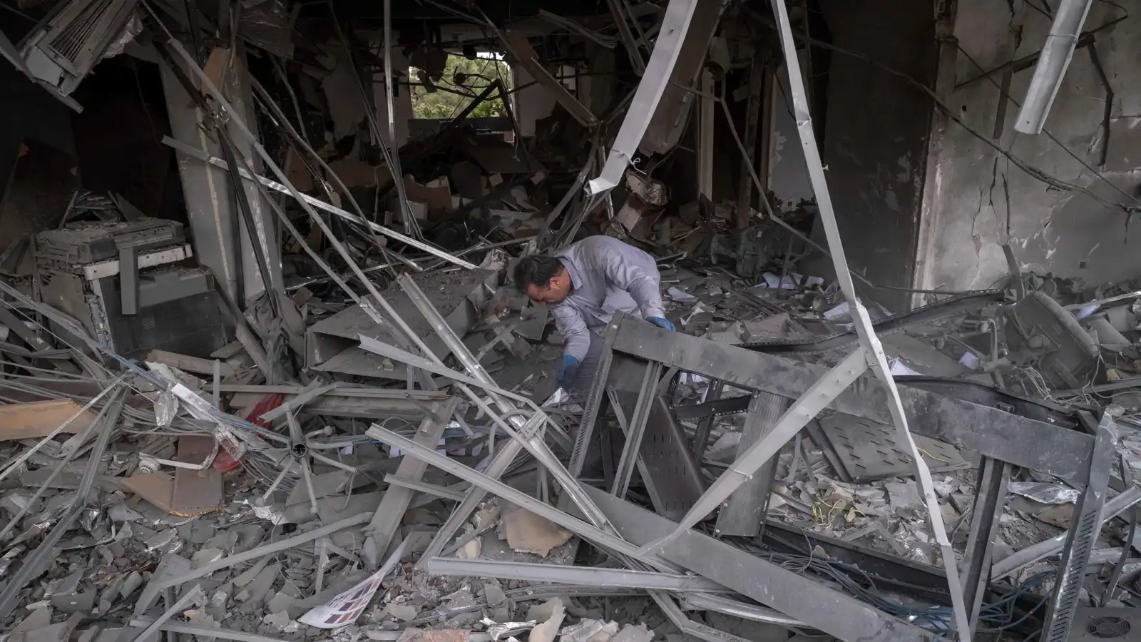 الجيش الإسرائيلي يعلن استهداف مصانع صواريخ إيرانية (فيديو)