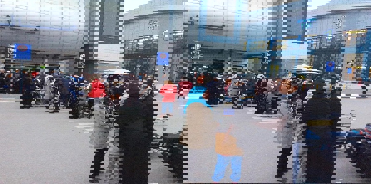 سعودي يتعرض للضرب أمام زوجته وأطفاله في مطار القاهرة