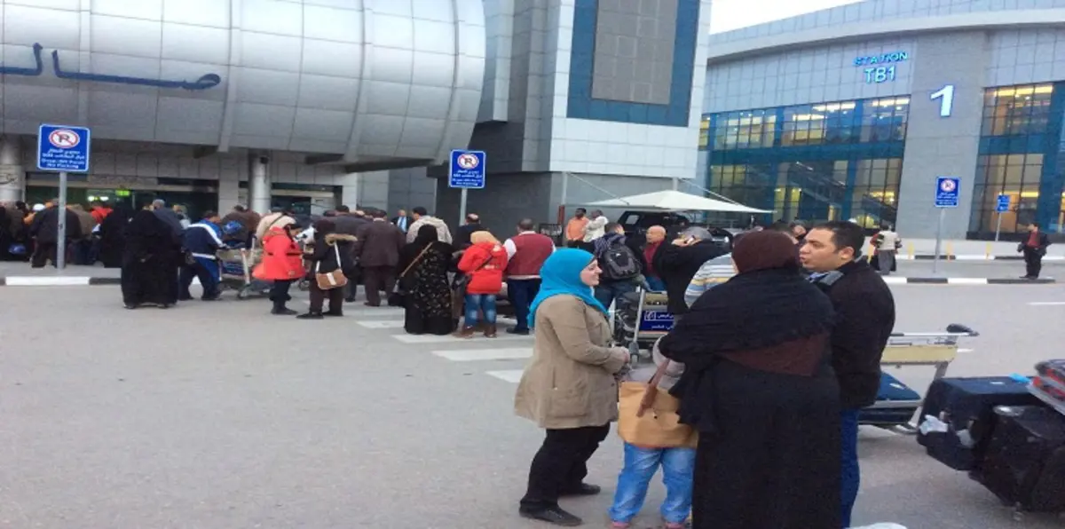 سعودي يتعرض للضرب أمام زوجته وأطفاله في مطار القاهرة
