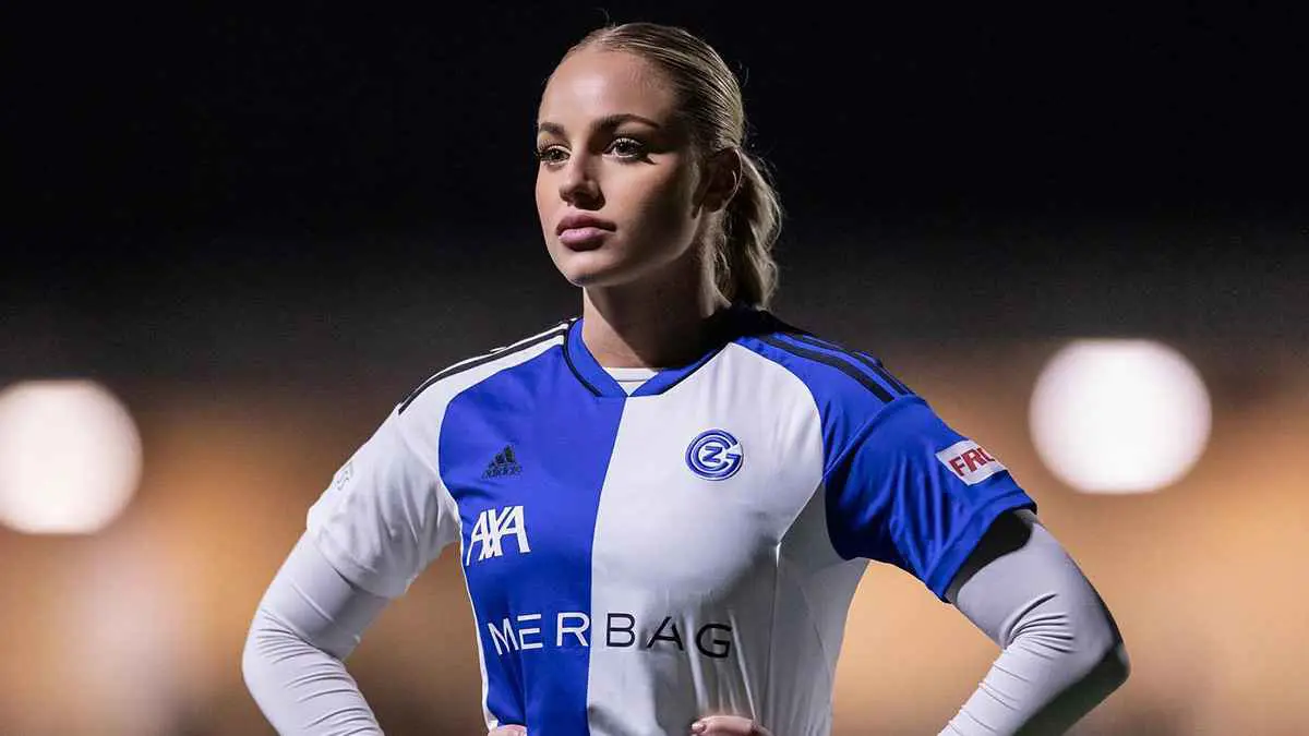 دعونا "نلمع".. أجمل لاعبة في العالم تنضم لنادٍ جديد (صور)