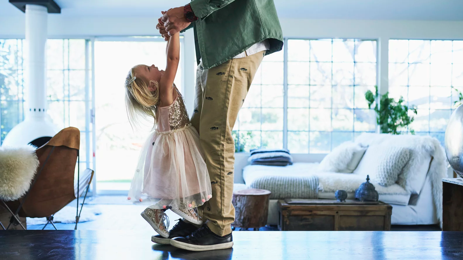 "التربية بالقدوة".. كيف يشكل سلوك الوالدين شخصية الطفل؟