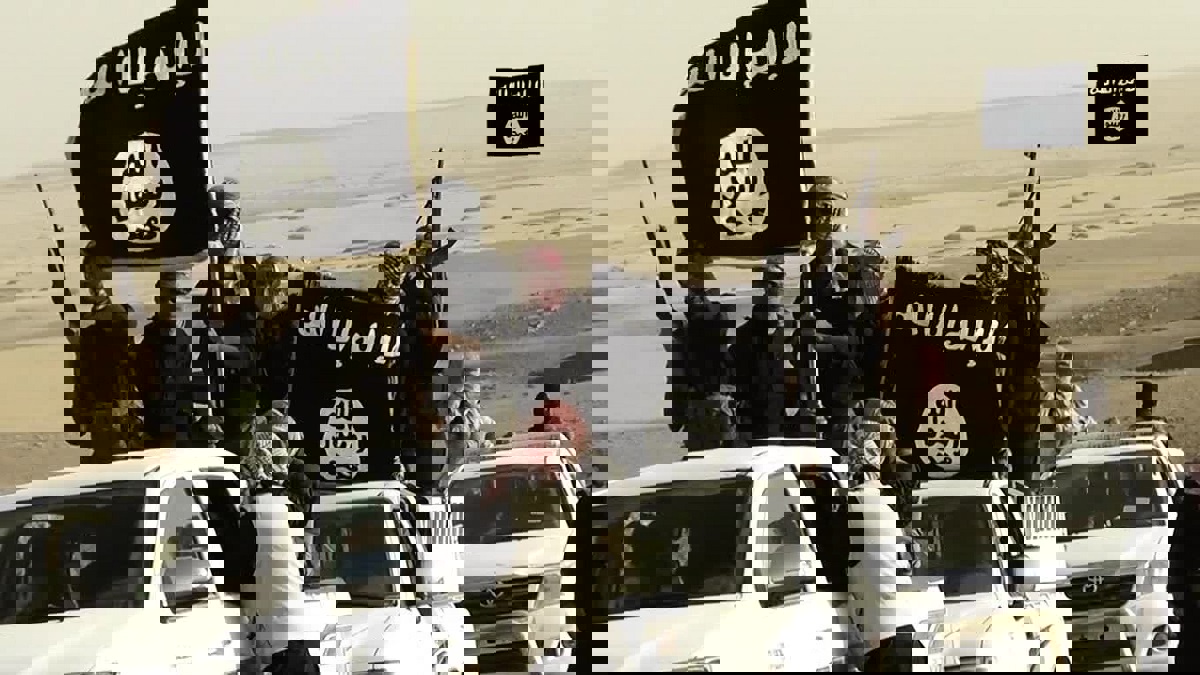 بعد مذبحة "الكمأ" .. العشائر العراقية تلاحق داعش في صحراء الأنبار