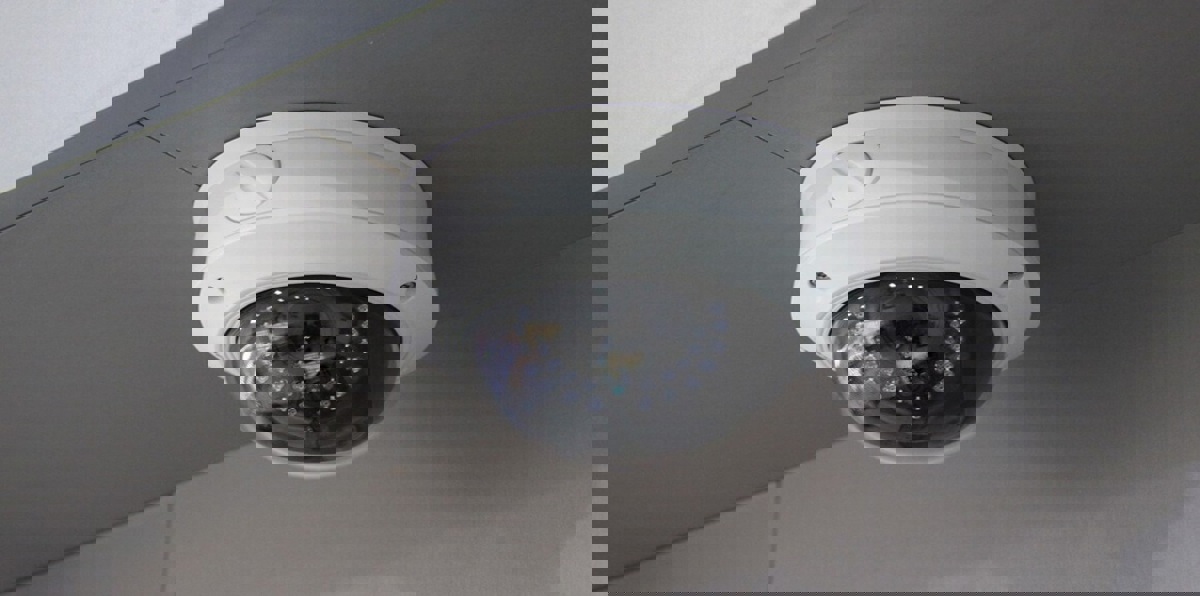 رصد كاميرا مراقبة داخل غرف تبديل ملابس نسائية في البحرين