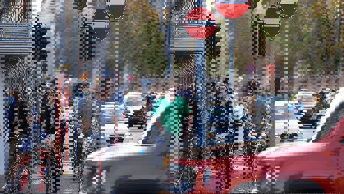 مدينة أوروبية تُلزم الحافلات والشاحنات بتركيب أجهزة استشعار