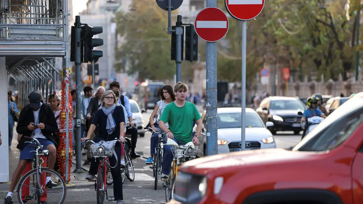 مدينة أوروبية تُلزم الحافلات والشاحنات بتركيب أجهزة استشعار