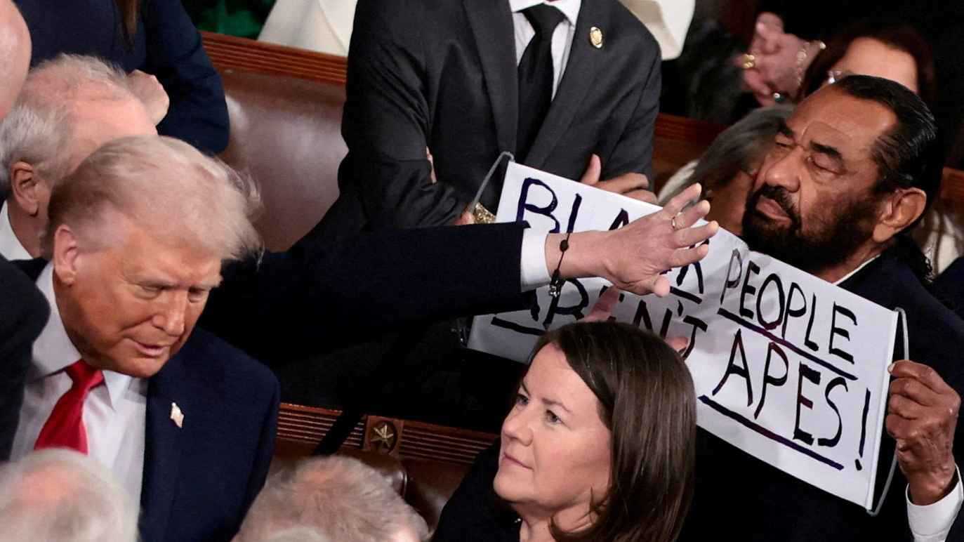 "توقيع مذكرة لعزل ترامب"؟ ما القصة؟ 