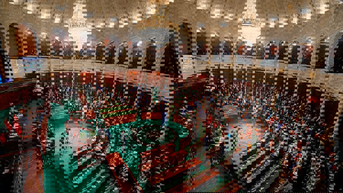 تونس.. البرلمان يتحدى سعيّد وأمريكا "قلقة" حيال الديمقراطية في البلاد