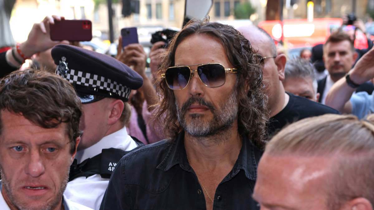 انطلاق محاكمة راسل براند بتهم الاعتداء الجنسي في بريطانيا